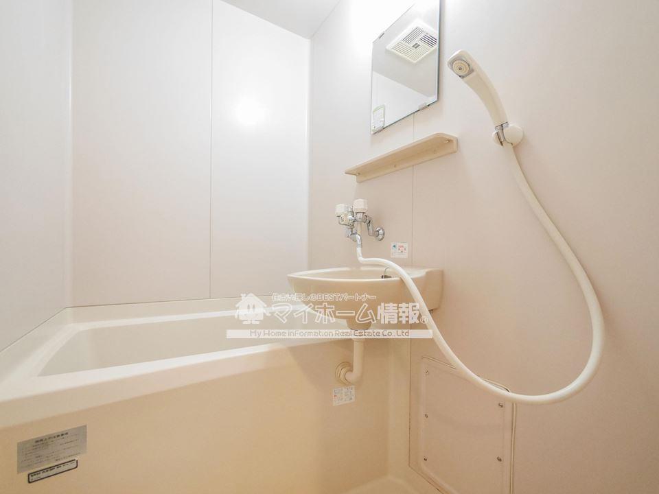 バス・シャワールーム　入浴にもお掃除にも便利なシャワー付き