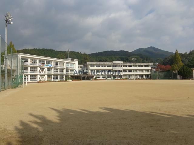 中学校　内子町立五十崎中学校（中学校）まで1472m