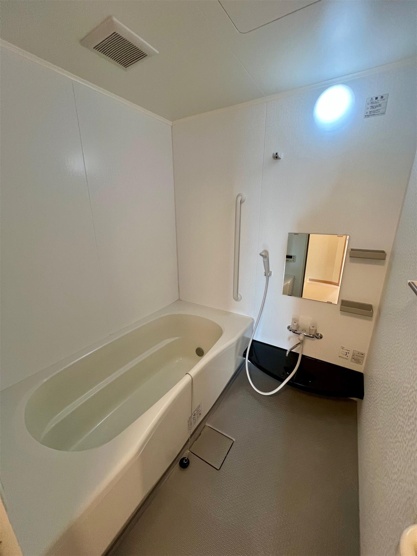 バス・シャワールーム　同タイプ室内（反転タイプ）