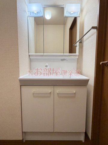 洗面設備　ゆったりとスペースのある洗面所
