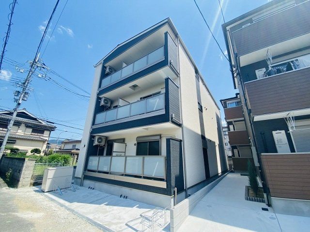 建物外観　3階建てのスマートな建物です。