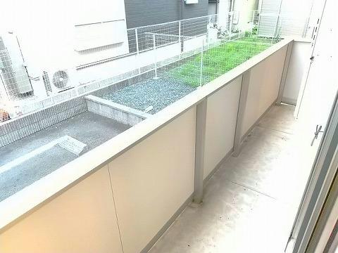 その他　テラス。室内写真は別部屋の写真です。