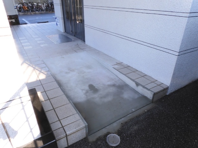 エントランス　スロープ