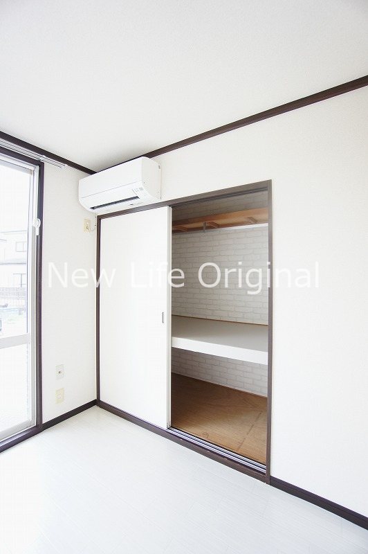 収納　ハンガーパイプがありお洋服も掛けて収納できます☆