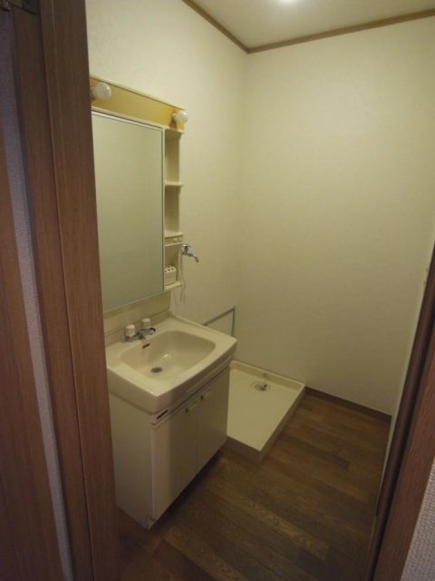 洗面設備　明るい洗面所です