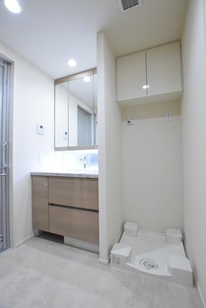 洗面設備　明るい洗面所です