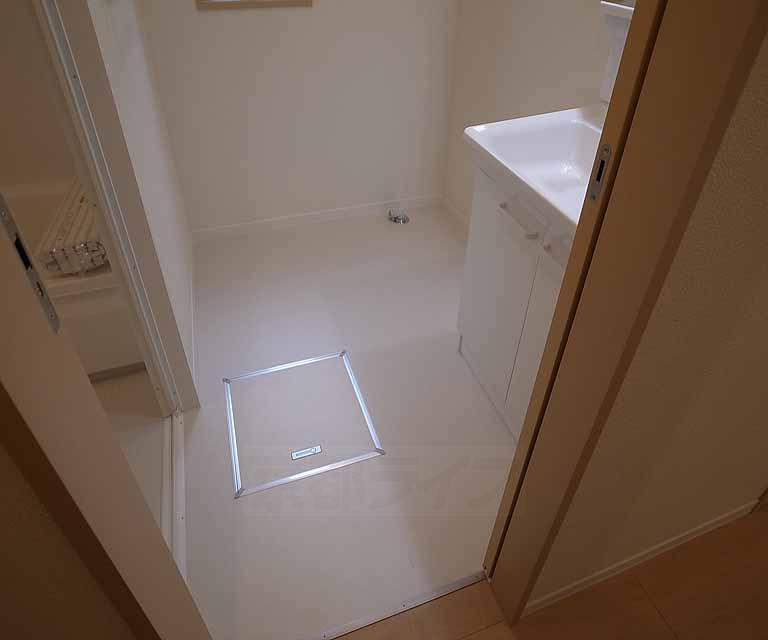 洗面設備　洗濯機を置くスペースのある広い脱衣所です。