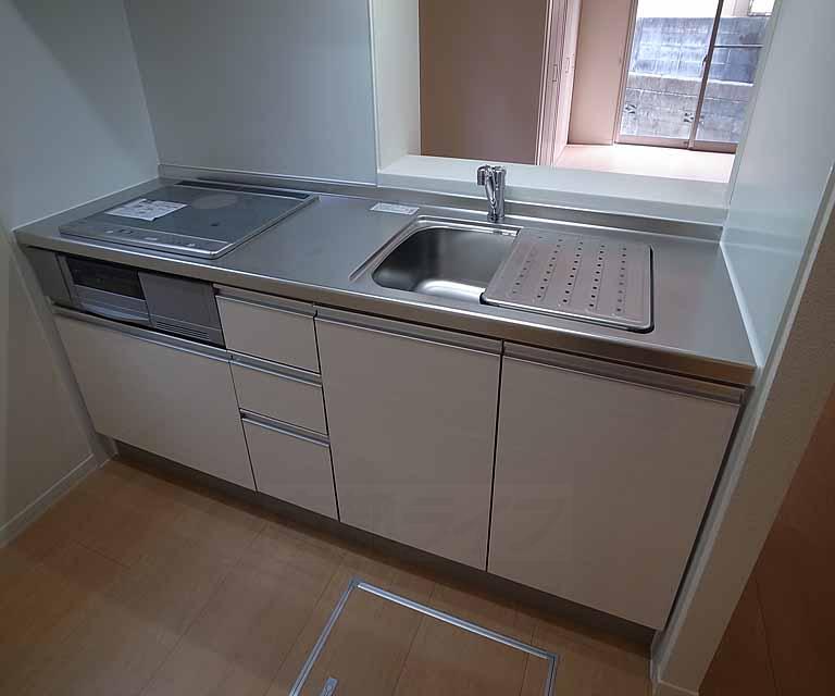 キッチン　白基調の清潔感のあるシステムキッチンです。