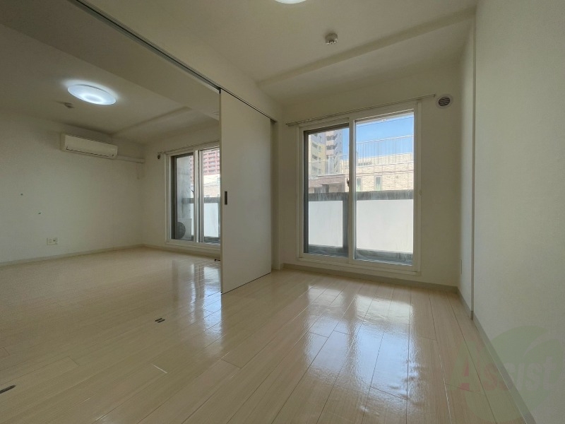 その他部屋・スペース　戸を閉めるとリビングと区切られた寝室にすることができますよ。