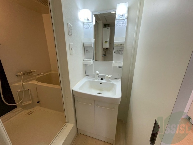 洗面設備　独立洗面台です。大きくてよいですね。シャンプーもできます！