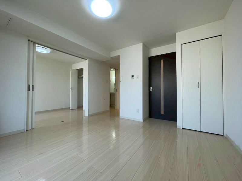 居室・リビング　白を基調とした明るい印象のお部屋になっています！