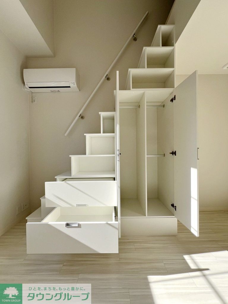 収納　ロフトへ行く階段が収納に！！