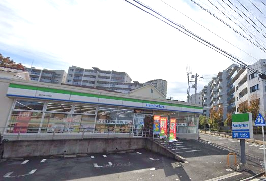 コンビニ　ファミリーマート（コンビニ）まで528m