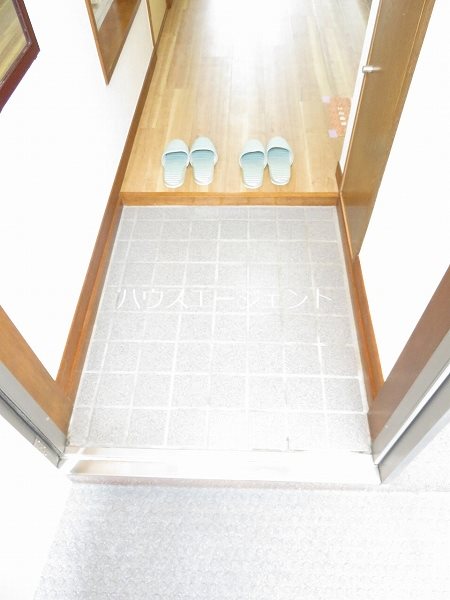 玄関　一人なら十分な玄関。※参考画像