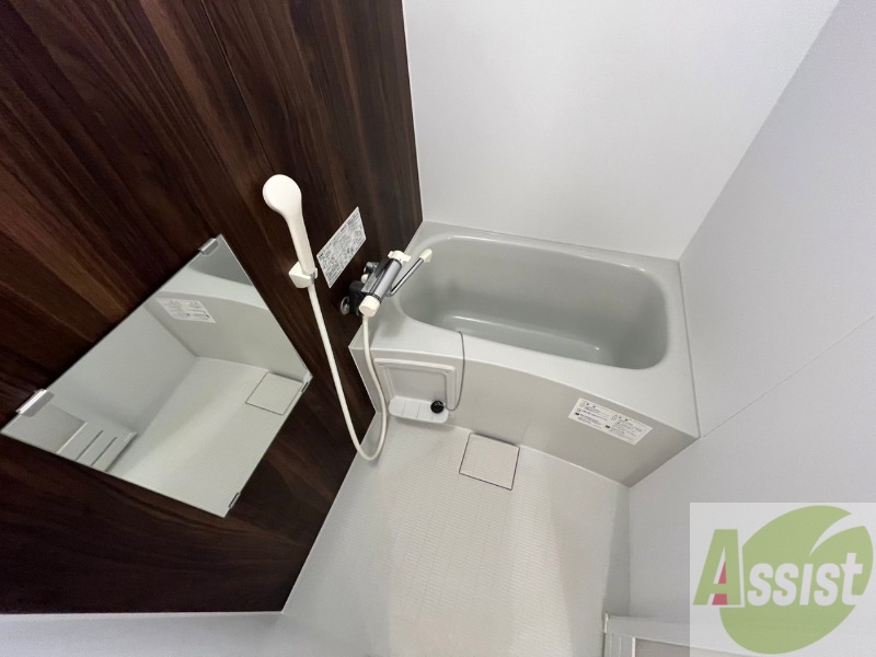 バス・シャワールーム　こちらはお風呂。一日の疲れをここで癒してください。