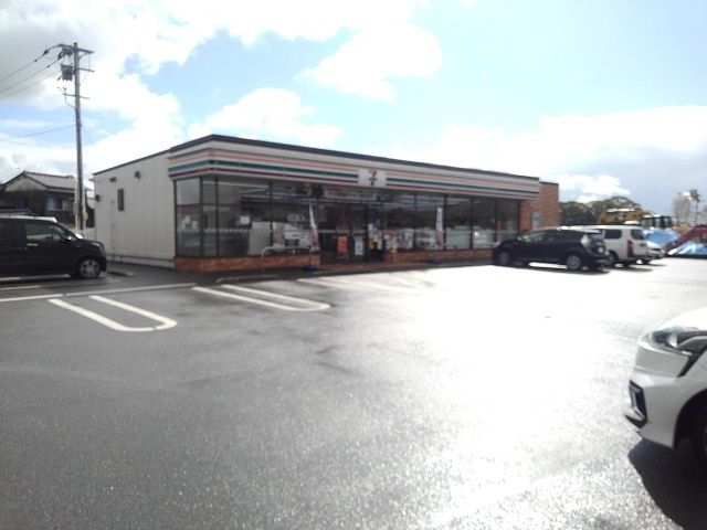 コンビニ　セブンイレブン（コンビニ）まで560m