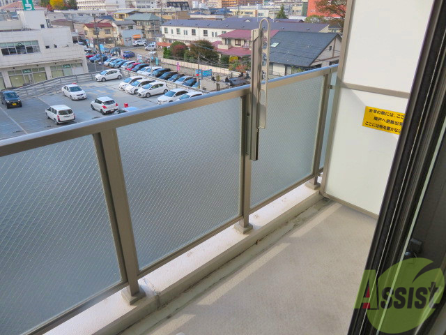 バルコニー　バルコニーは幅があり、広い印象を受けました。