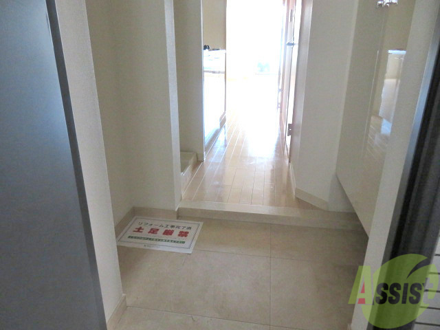 玄関　玄関の様子です。明るい印象ですね。気分もあがりそう。