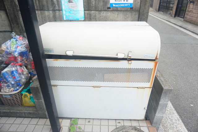 その他共有部分　蓋つきのゴミ置き場あります。衛生的ですね♪