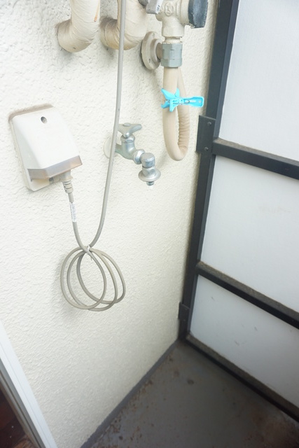 その他　洗濯機置場が室外にあるのでお部屋を広々お使いいただけます。