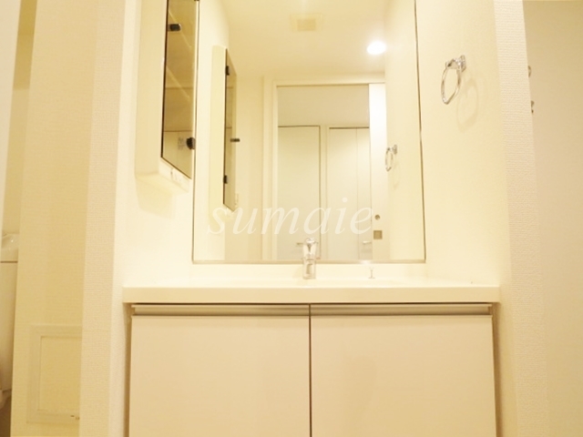 洗面設備　女性に嬉しい鏡付きの独立洗面台です☆