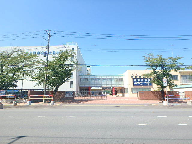 小学校　上尾市立富士見小学校（小学校）まで620m