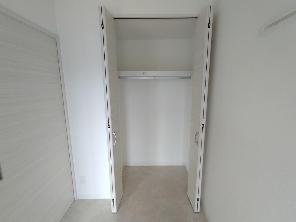 収納　※同建物の別のお部屋の写真です。