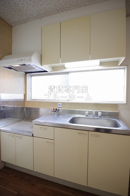 キッチン　窓付きの明るいキッチン！