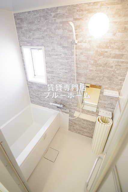 バス・シャワールーム　お風呂も窓付きで明るいです！