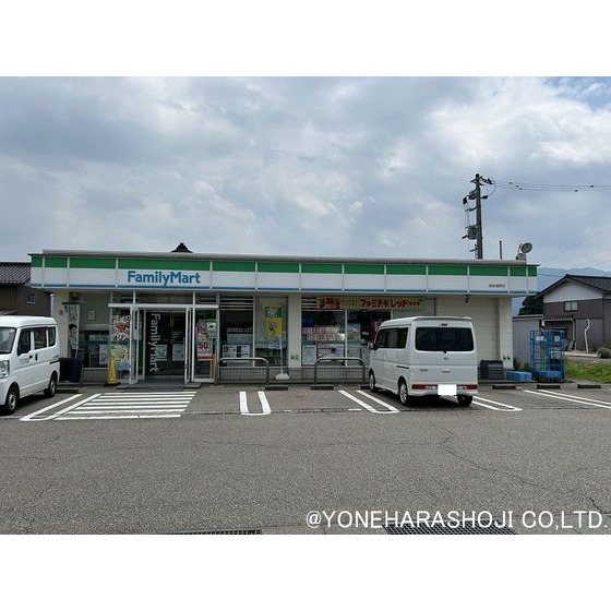 コンビニ　ファミリーマート南砺井波西店（コンビニ）まで562m