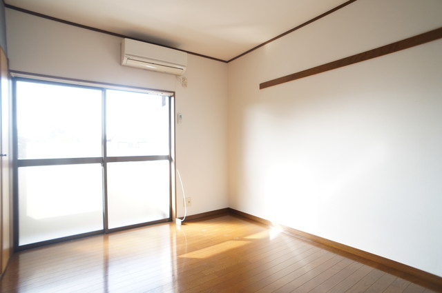 居室・リビング　室内は木の温もりが優しいフローリングです♪