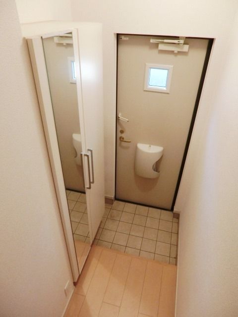 玄関　シューズボックス付きの玄関。全身ミラーがあるのでお出掛け前…
