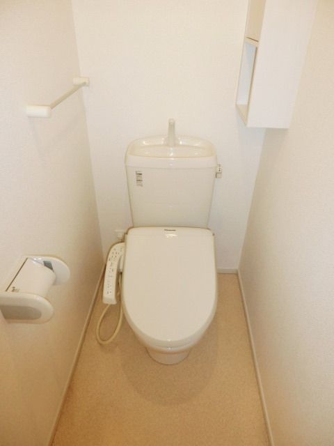 トイレ　ウォシュレットになります。あると嬉しいですね。