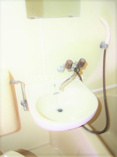 洗面設備　洗面台あります。※参考写真は別号室です。