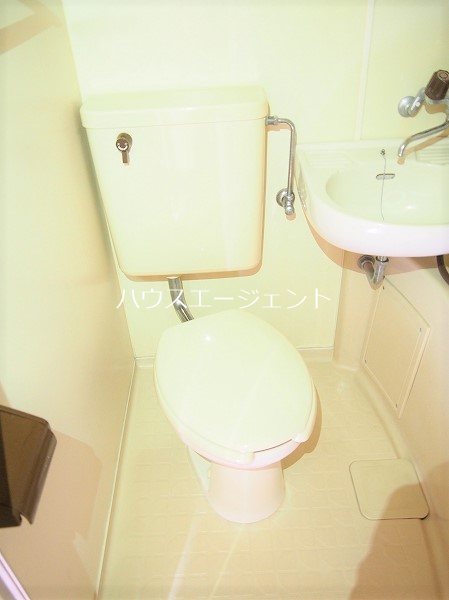 トイレ　トイレ・バス同室でお手入れラクラクです。※参考写真は別号室で