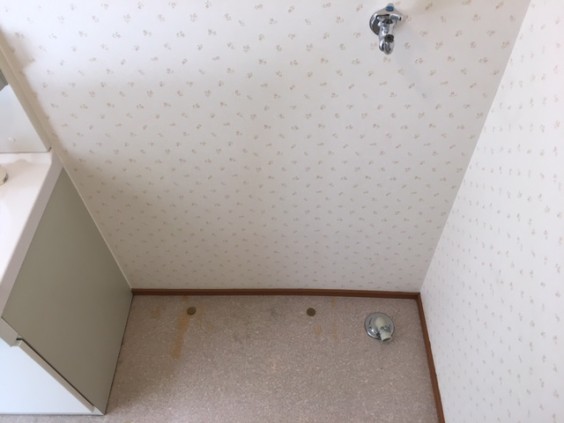 その他　参考写真　洗面台の横には洗濯機置き場