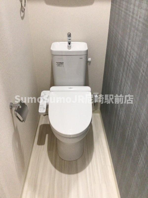 トイレ　落ち着いた色調のトイレです