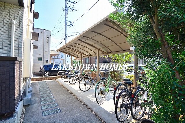 その他共有部分　敷地内に屋根付きの駐輪場があります。