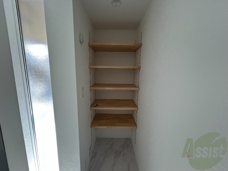 収納　玄関横に収納がございます。靴以外にも物が置けそうですね。