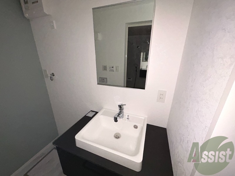 洗面設備　独立洗面台もございます。朝の支度はここで済ませましょう。