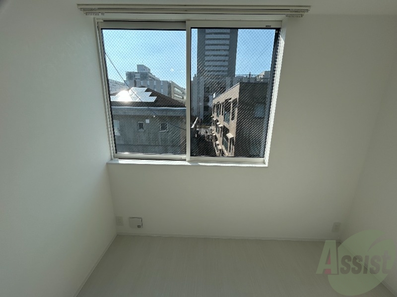 バルコニー　ベランダはございませんが、部屋干し用に室内物干しがあります。