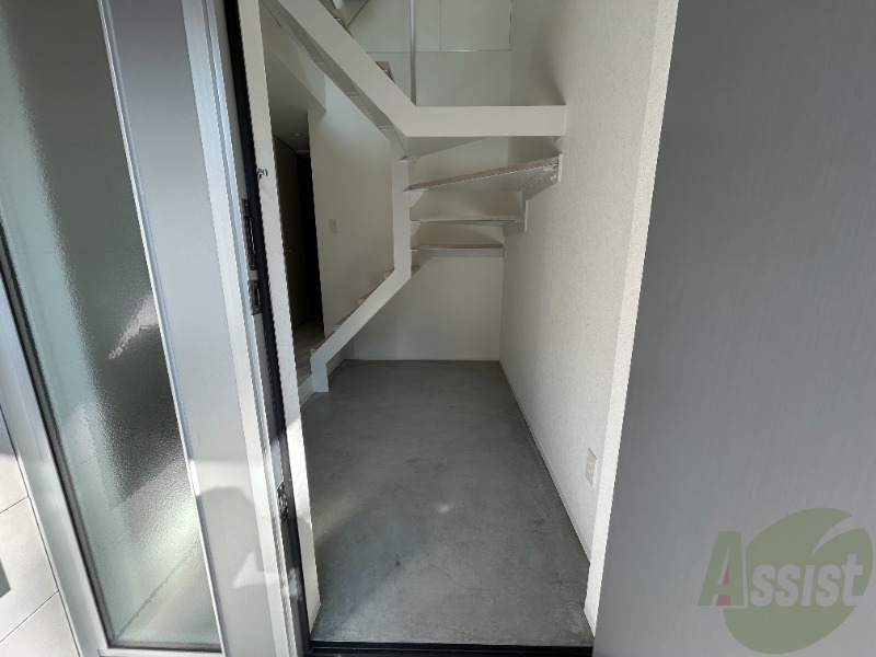 玄関　玄関からはこんな感じ。二階に上がる螺旋階段がございますね。