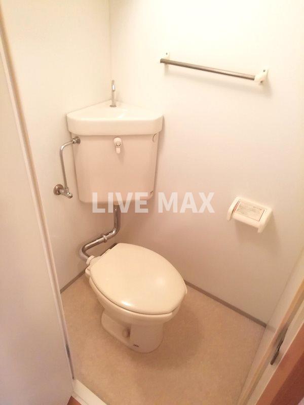 トイレ　※別部屋のお写真になります　※実際のお部屋はシャワー付トイレ