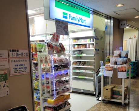 コンビニ　ファミリーマート 名古屋市役所東店（コンビニ）まで728m