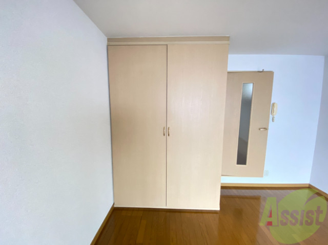 収納　大きな扉のクローゼット、たくさん洋服が入りそうですね！