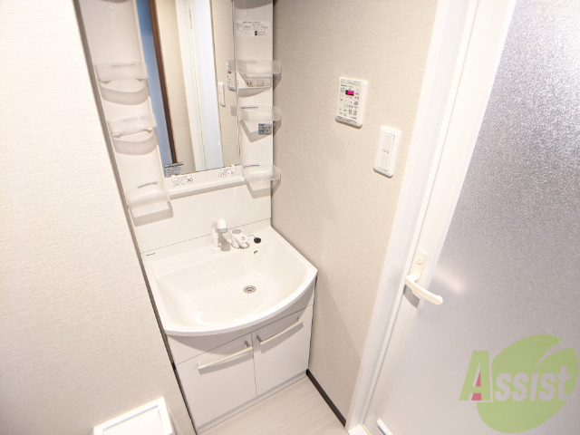 洗面設備　綺麗で使い勝手のよさそうな独立洗面台です。