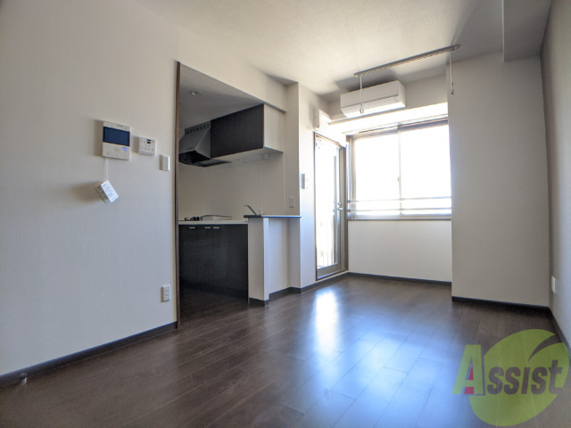 居室・リビング　フローリングなので、お掃除がしやすそうですね。