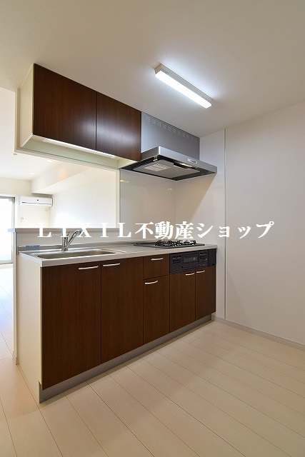 キッチン　上部にも収納のあるキッチンです。