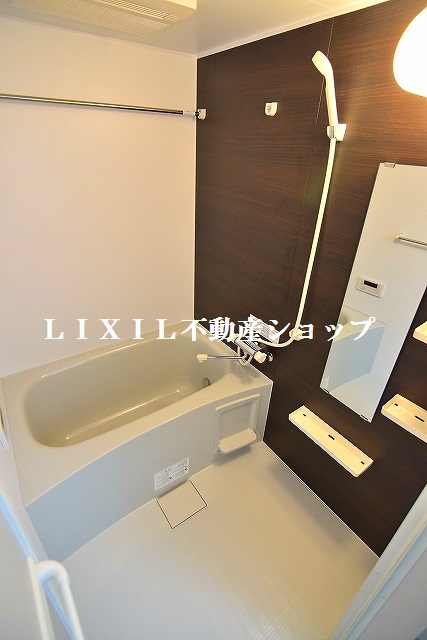 バス・シャワールーム　追い焚き＆浴室乾燥機付の浴室です。