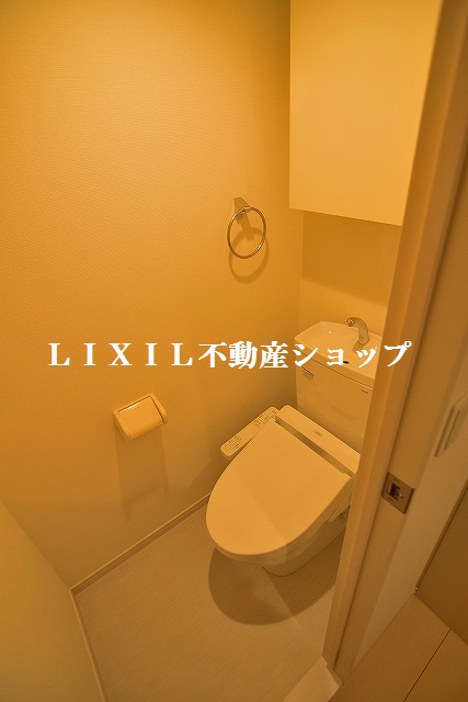 トイレ　上部に収納のある温水洗浄便座付のトイレです。